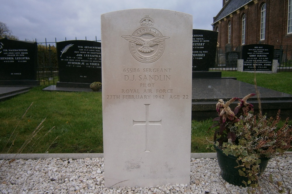 Commonwealth War Graves Protestant Churchyard Driesum #3