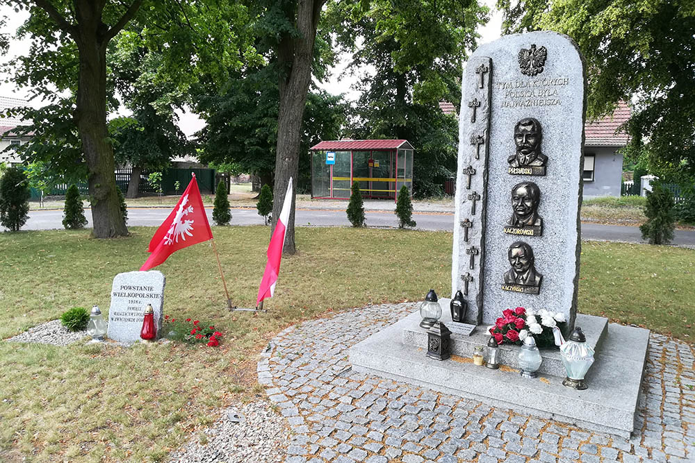 Monument Pilsudski, Kaczorowski & Kaczynski #1