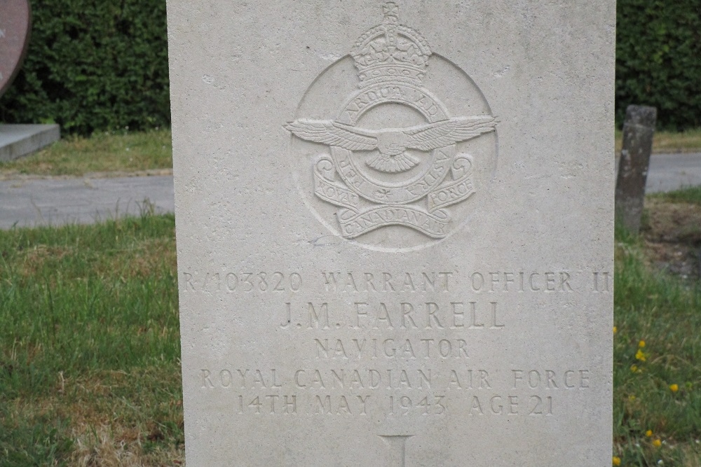 Commonwealth War Grave Protestant Churchyard Dongjum #3