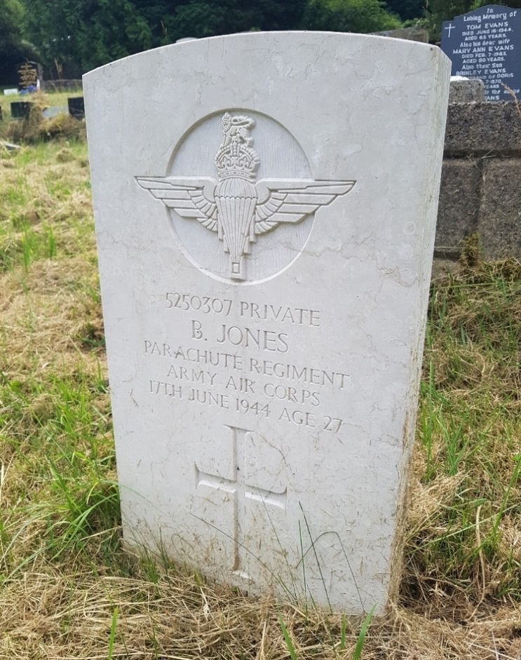 Commonwealth War Graves Maesyrarian Cemetery