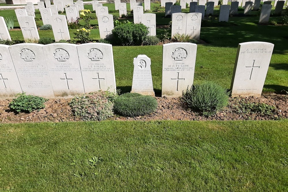 Oorlogsgraven van het Gemenebest Bazentin-le-Petit Military Cemetery #4