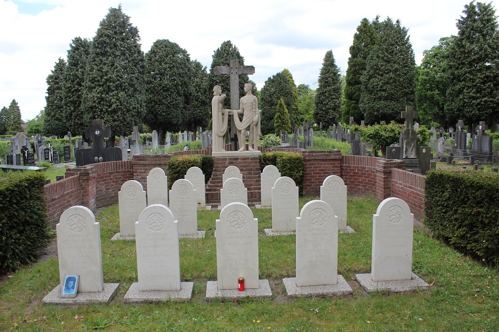 Monument Nederlandse Militairen Rooms Katholieke Begraafplaats Roosendaal #1