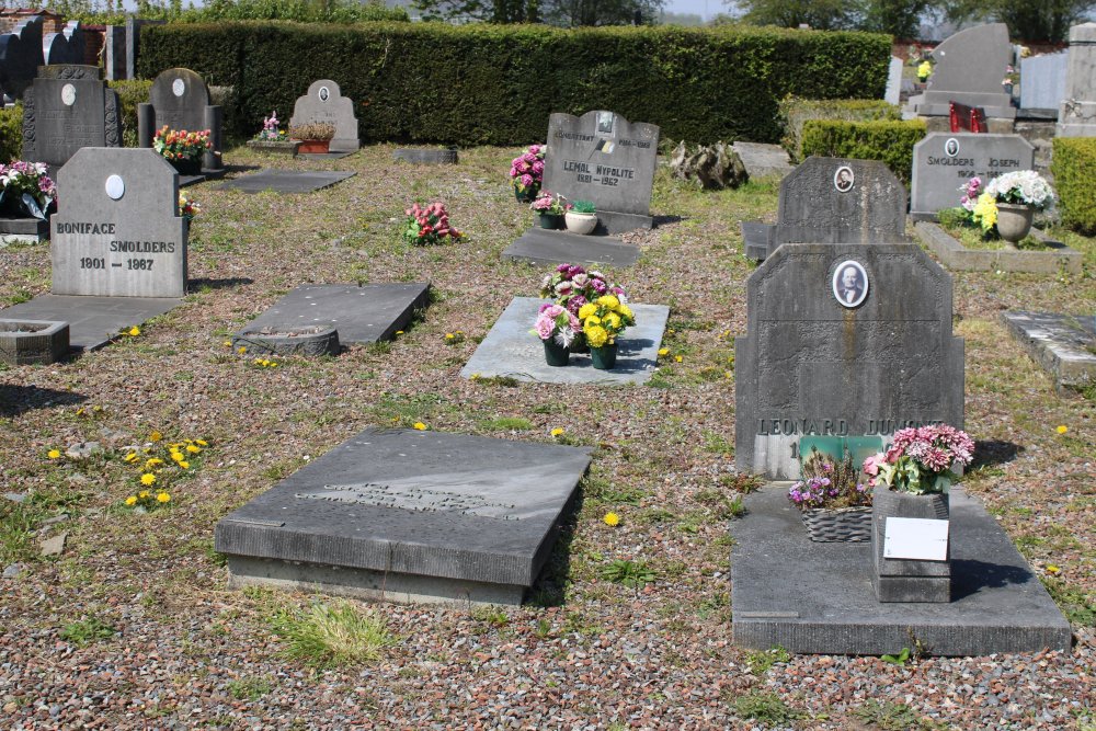 Belgian Graves Veterans Péronnes-lez-Binche Village #3