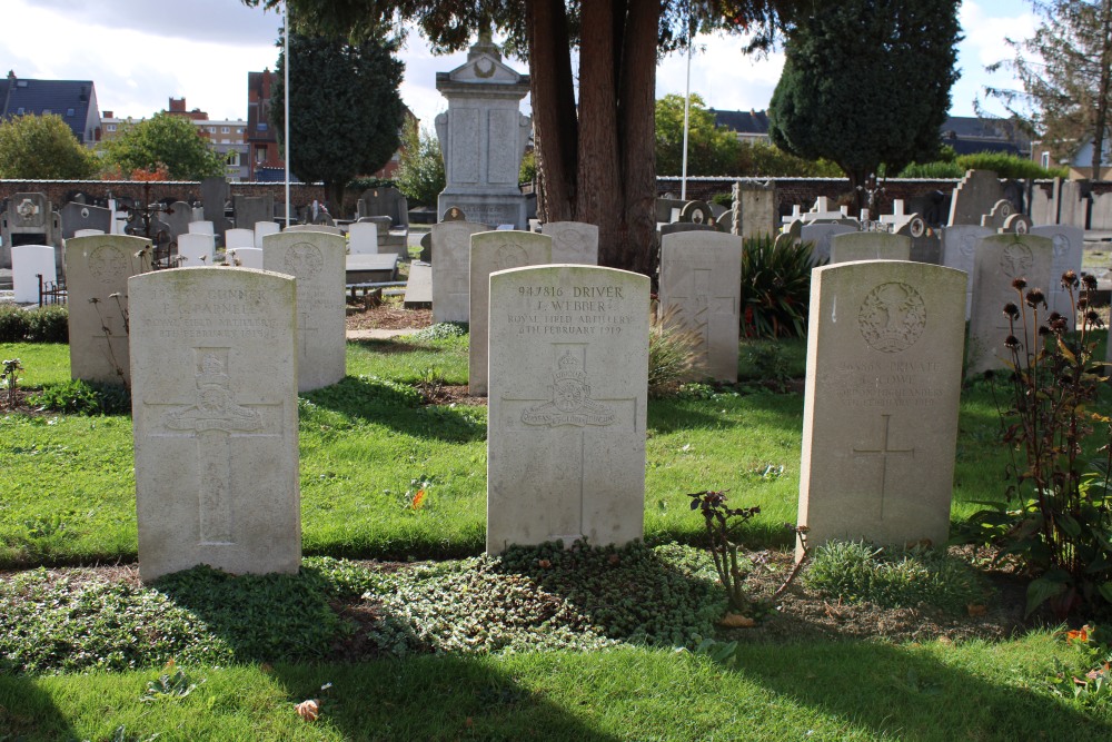 Commonwealth War Graves La Louvire #4