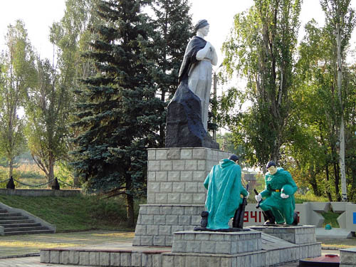 Massagraf Sovjetsoldaten & Oorlogsmonument Mykolaivka