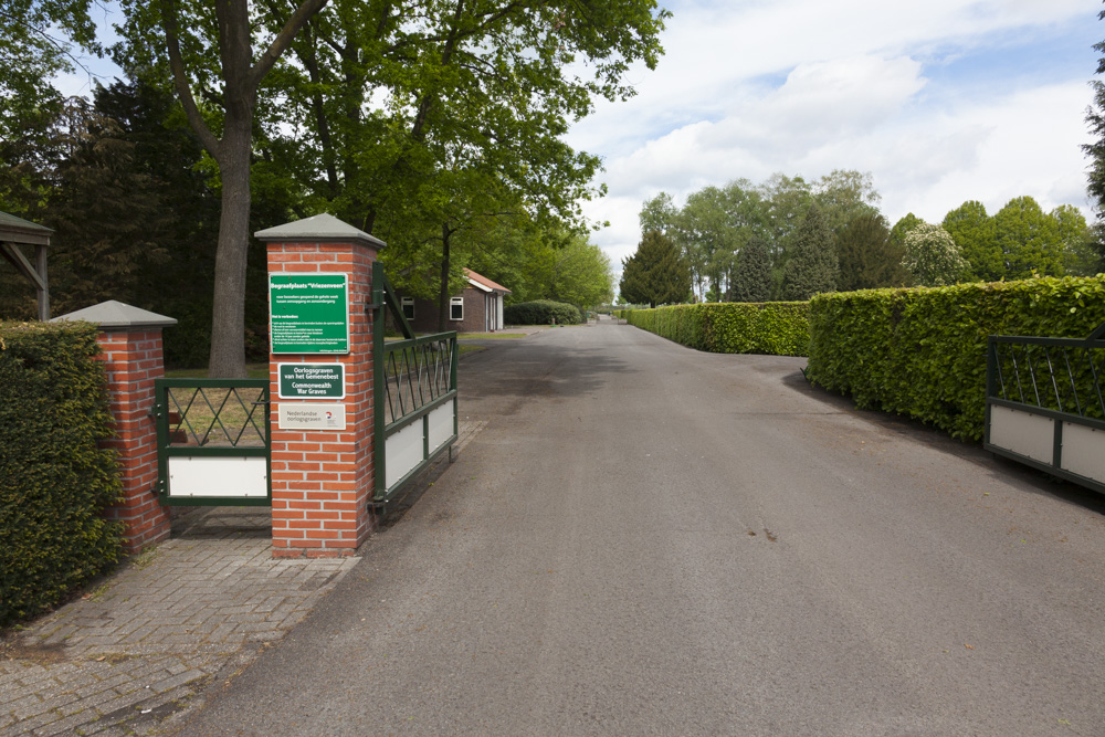 Commonwealth War Graves General Cemetery Vriezenveen #4