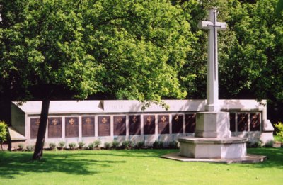 Commonwealth War Graves Lawns Wood Cemetery