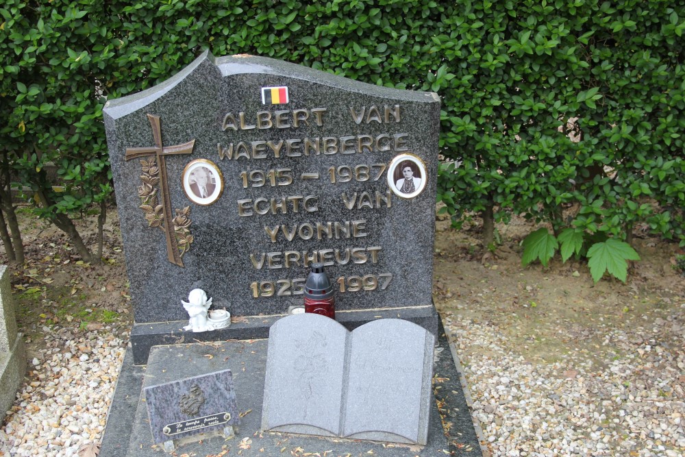 Belgian Graves Veterans Steenhuize-Wijnhuize Churchyard #2