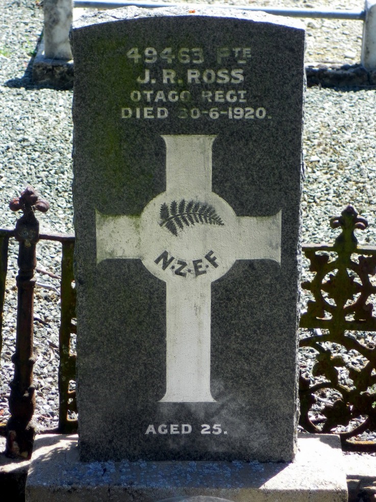 Commonwealth War Grave Dipton Cemetery