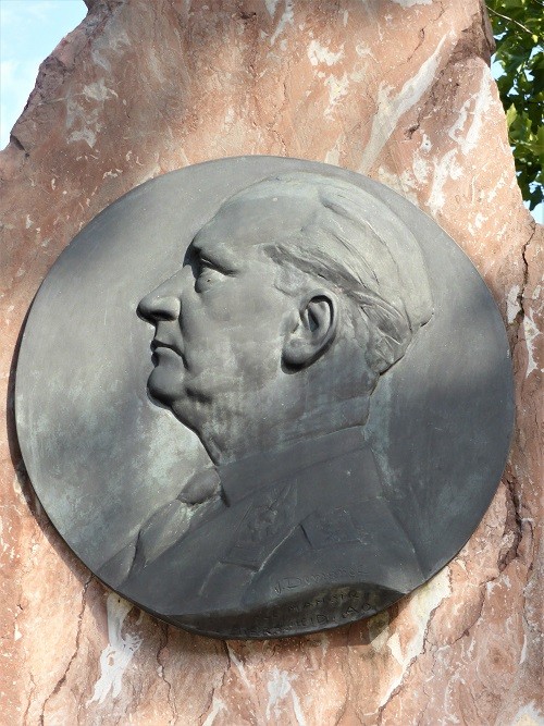Monument Luitenant-Generaal J. Piron Couvin #3