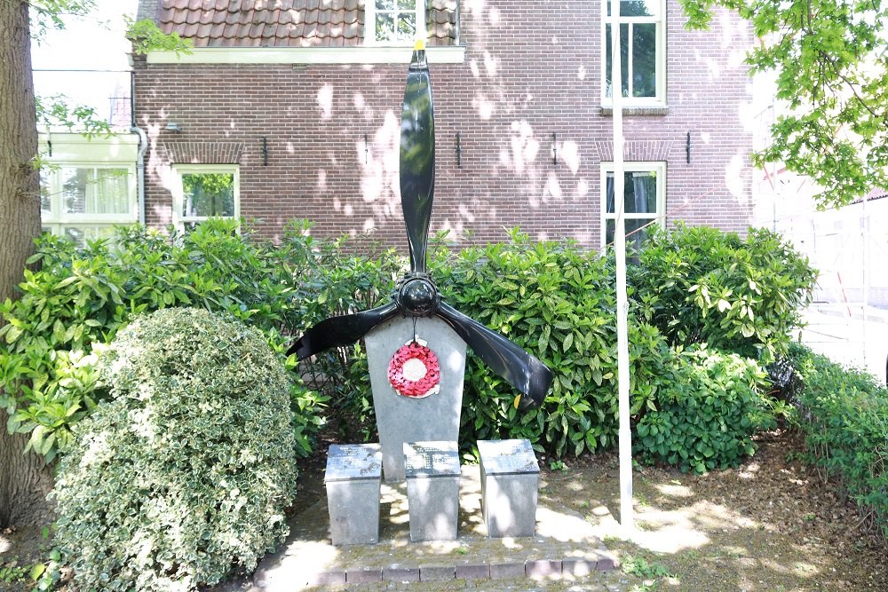 Monument Crashes Monnickendam #1