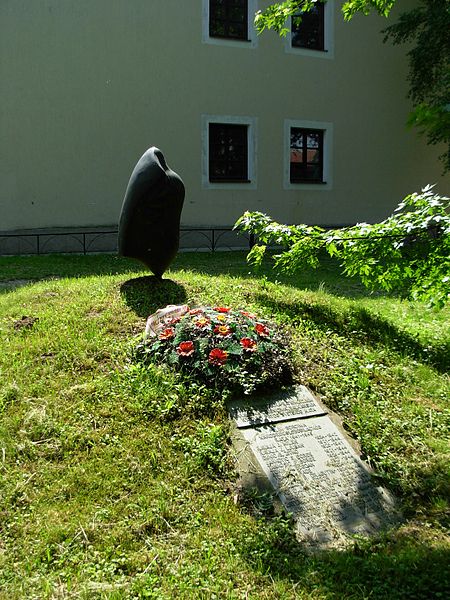 War Memorial Veternik #1