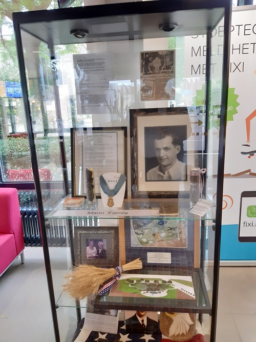 Joe Mann Herdenkingsvitrine Gemeentehuis Best #2