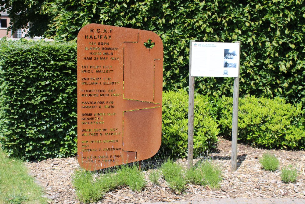 Monument Halifax III HX313 QB-B 424 Squadron RCAF	