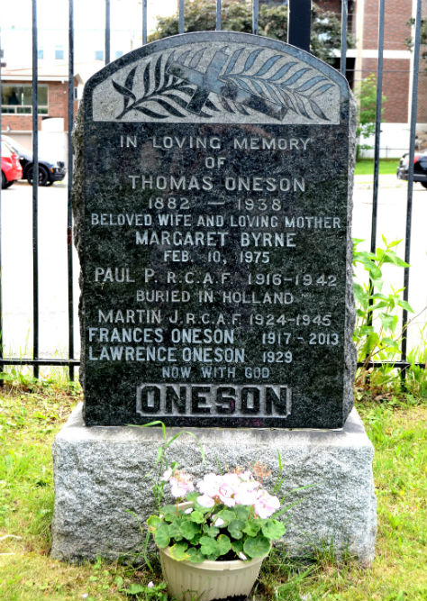 Commonwealth War Grave Presentation de la Sainte Vierge Cemetery #1