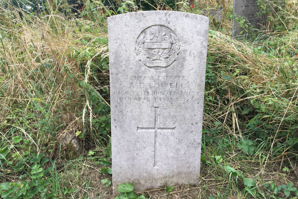 Commonwealth War Graves Holy Trinity Churchyard