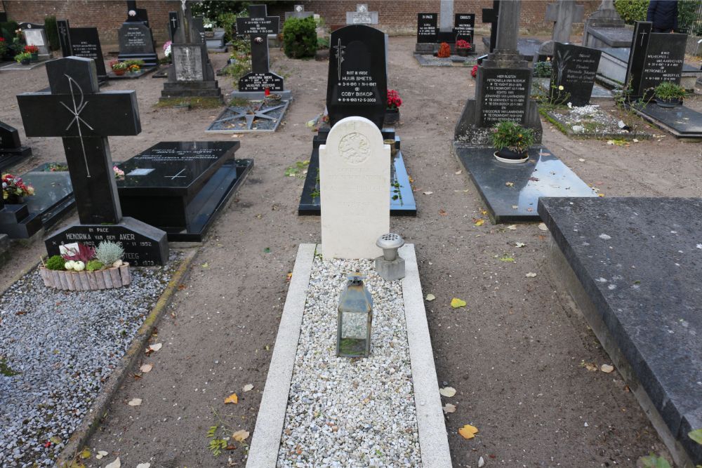 Dutch War Grave Roman Catholic Cemetery Cromvoirt #2