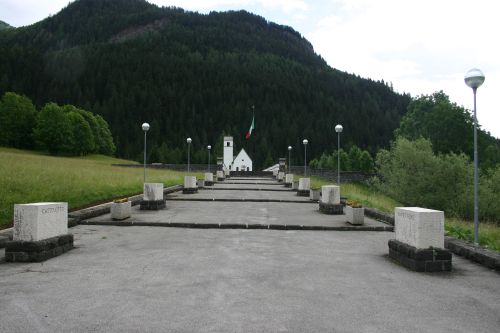 Italiaanse Oorlogsbegraafplaats Pian di Salesei #1