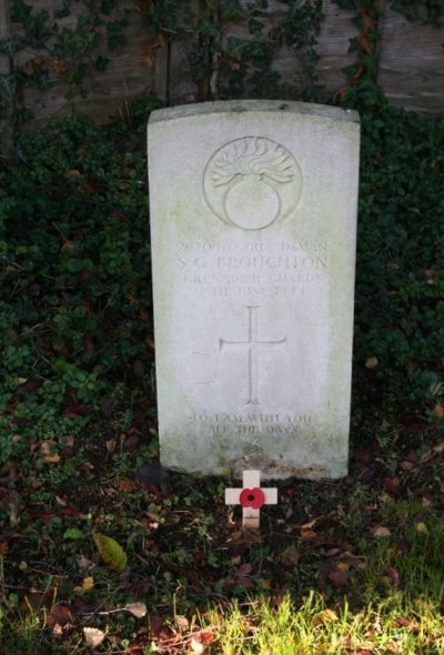 Commonwealth War Grave St Peter and Paul Churchyard
