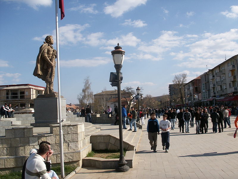 Standbeeld Adem Jashari