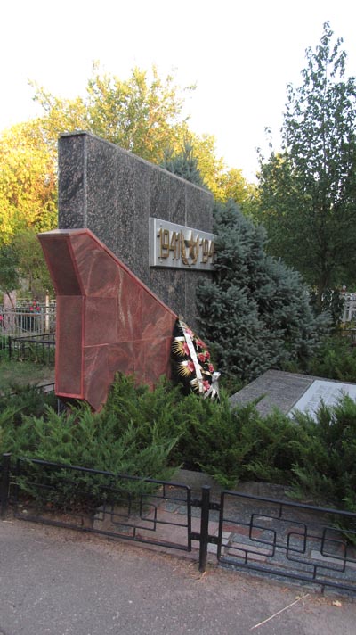 Mass Grave Soviet Soldiers Reyivka #1