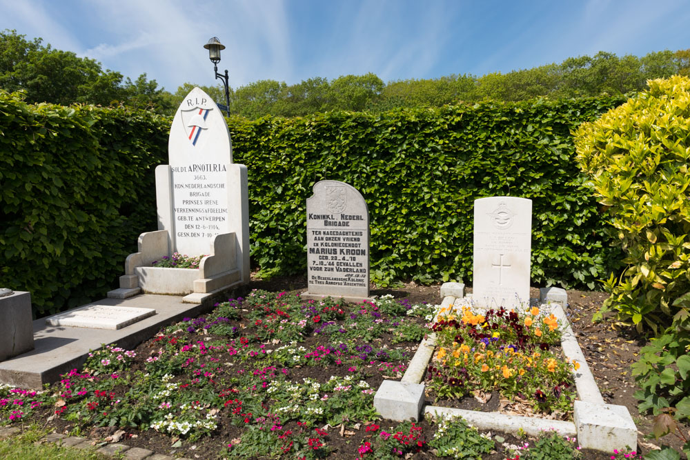 Commonwealth War Grave Protestant Cemetery Horssen #4