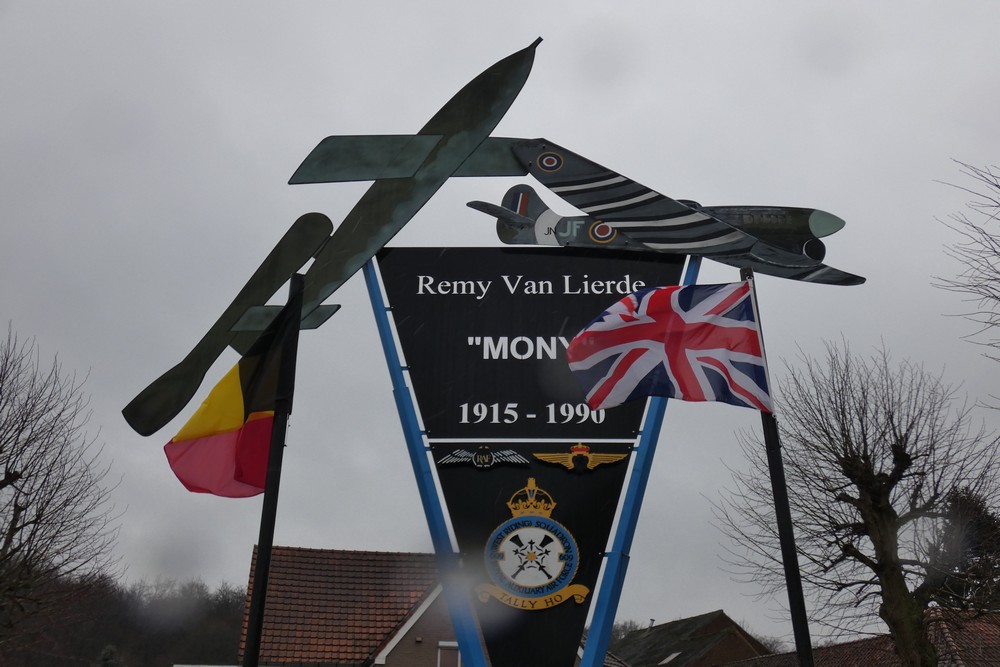 Monument Remy Van Lierde Overboelare #2