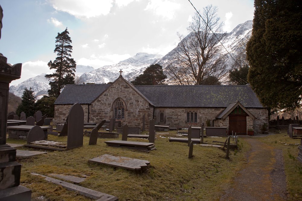 Commonwealth War Graves St. Peris Churchyard