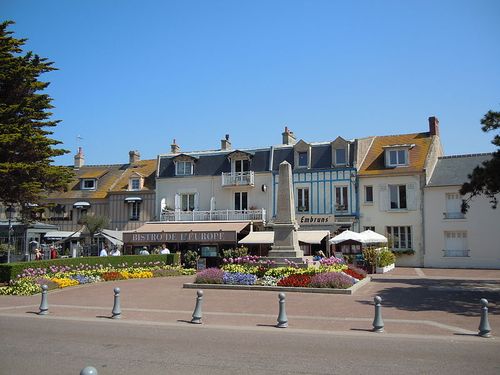 Oorlogsmonument Courseulles-sur-Mer #1