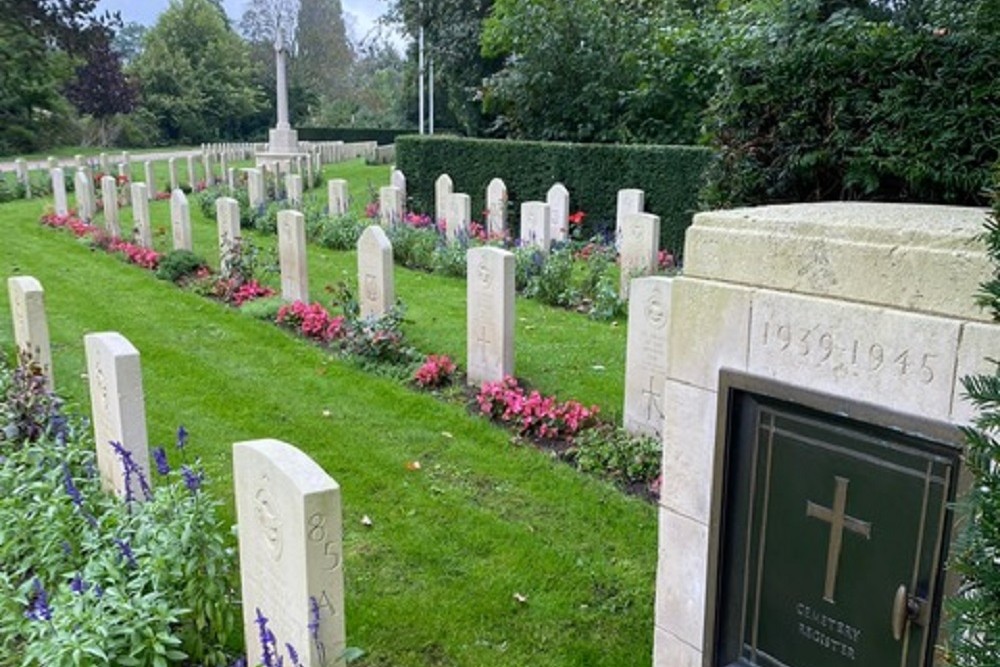 Commonwealth War Graves New Eastern Cemetery Amsterdam #2