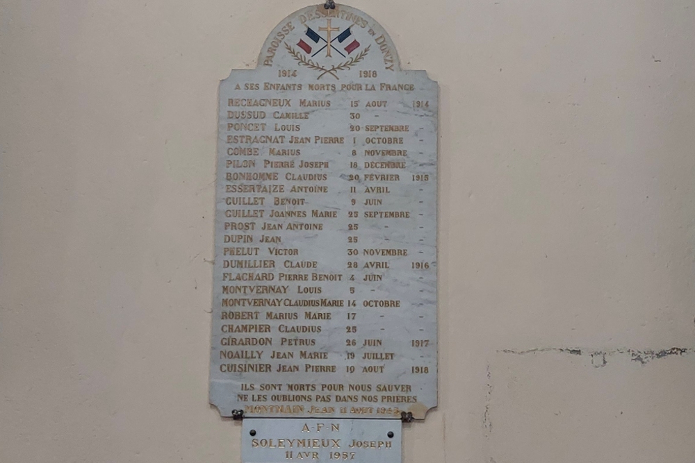 War Memorial Église Saint Denis  de Essertines-en-Donzy #1