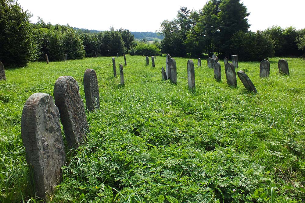 Graves Holocaust Victims Bodzentyn