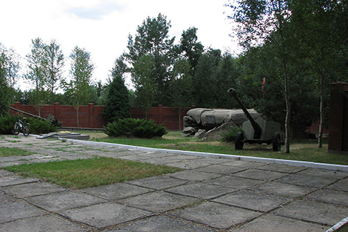 Stalinlinie - Restant Kazemat Nr. 480 & Monument