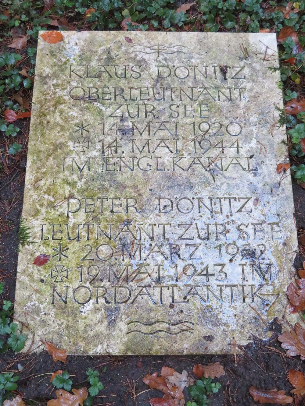 Tombstone Karl Dönitz, Aumühle #5