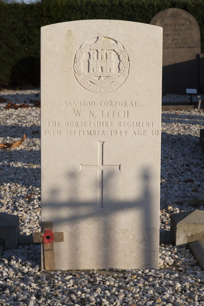 Commonwealth War Grave Municipal Cemetery Lienden #3