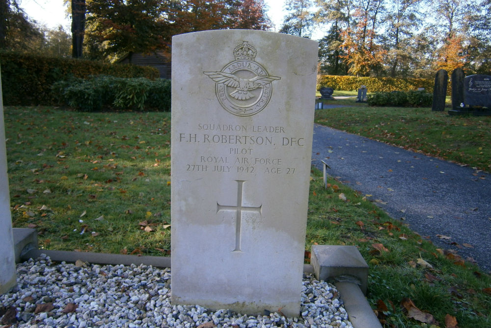 Commonwealth War Graves Protestant Cemetery Opeinde #5