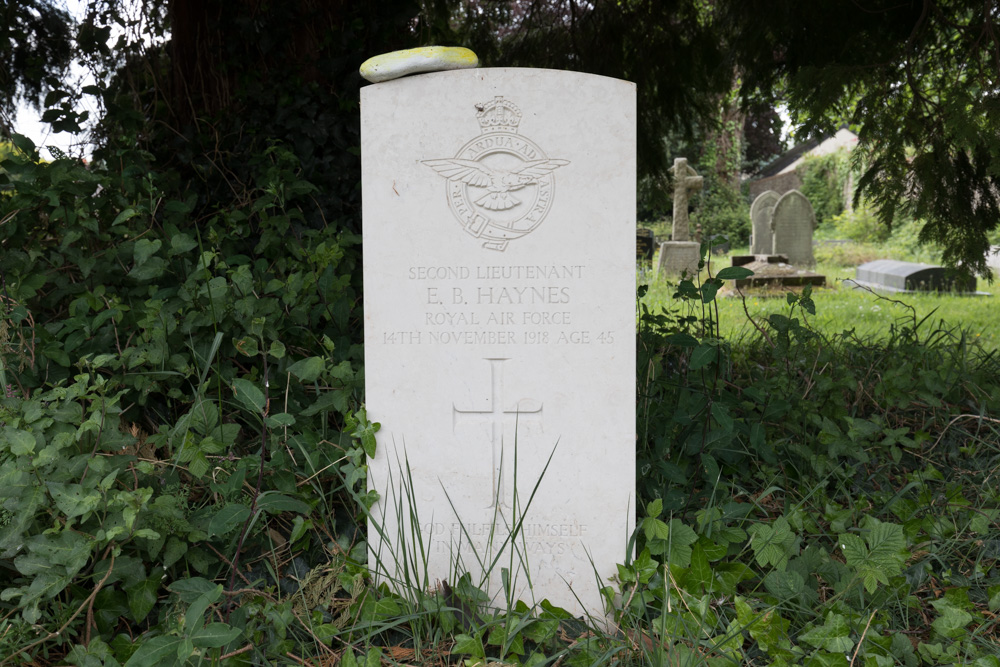 Commonwealth War Graves St. Mary Magdelene Churchyard #4