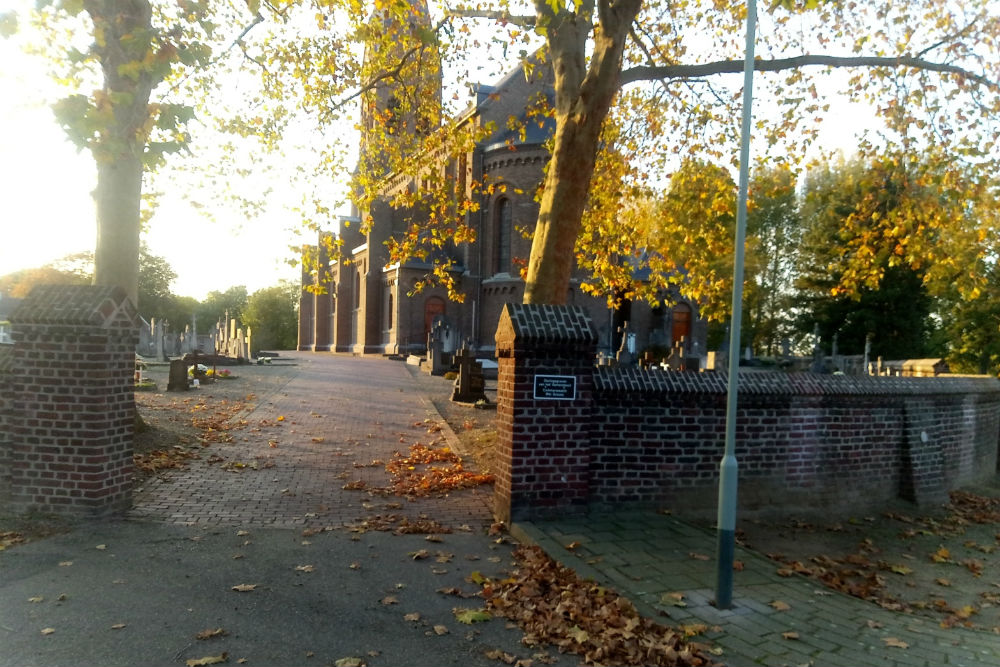 Commonwealth War Graves Roman Catholic Churchyard Linne #1