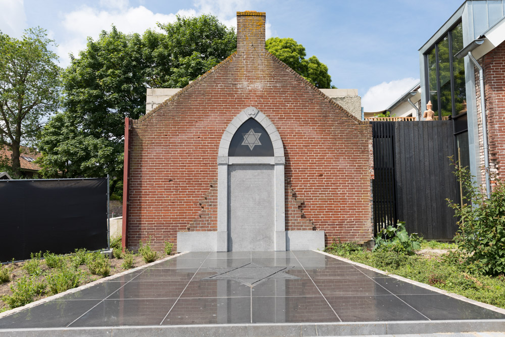 Joods monument in Cuijk beklad met verf en tekst 'free Palestina'