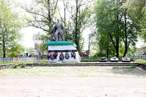 Massagraf Sovjetsoldaten & Oorlogsmonument Zabara