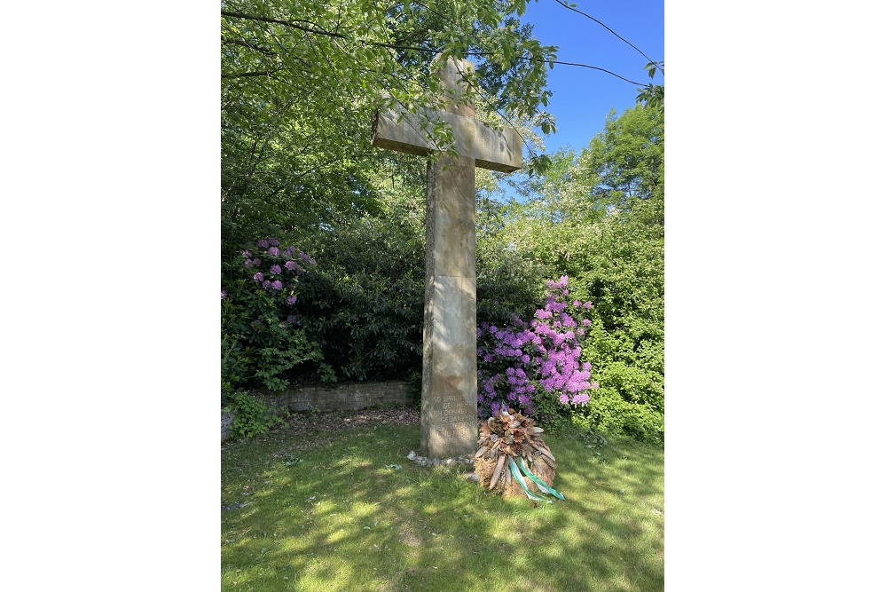 Oorlogsmonument Begraafplaats Elte