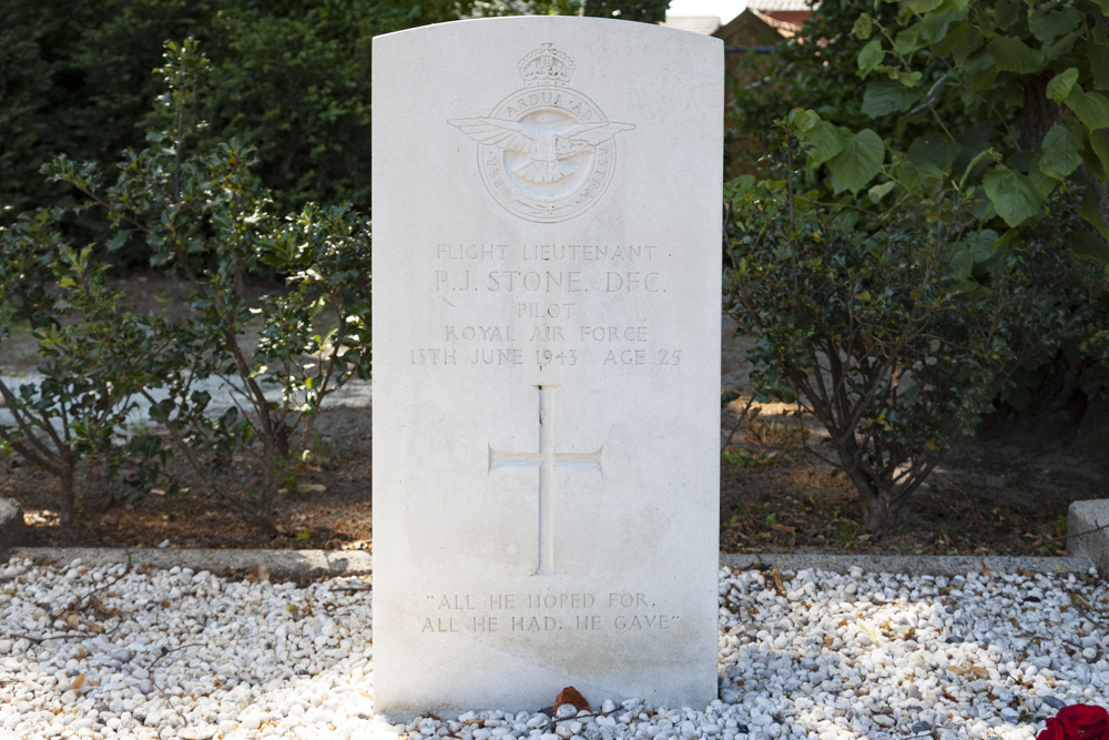 Commonwealth War Graves Roman Catholic Cemetery Reutum #3