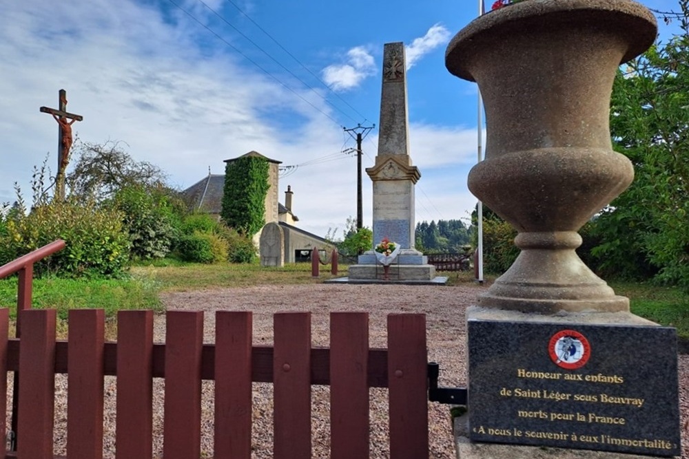 War Memorial Saint-Léger-sous-Beuvray #1