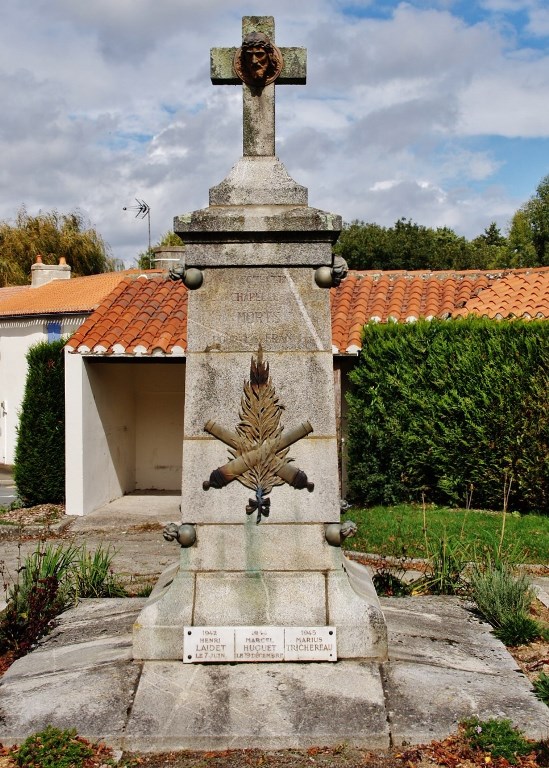War Memorial La Chapelle-Achard #1