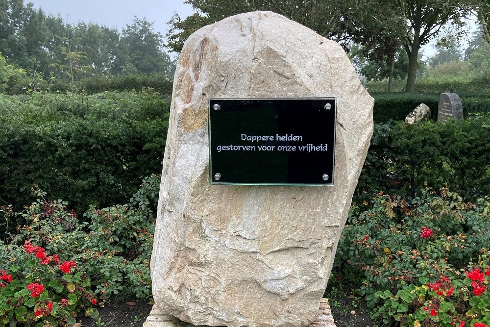 Oorlogsmonument Gemeentelijke Begraafplaats IJlst #1