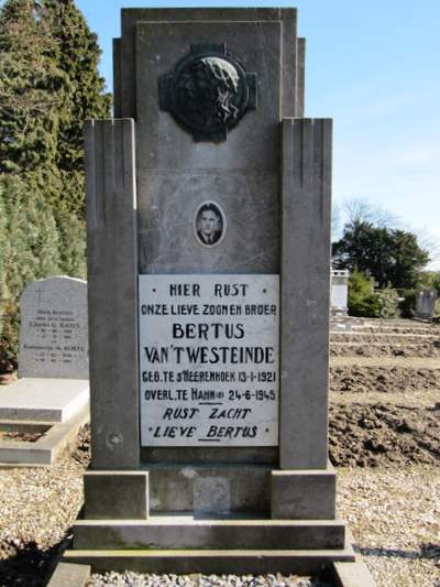 Dutch War Graves 's-Heerenhoek #1