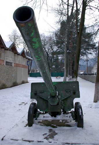 Bevrijdingsmonument (ZiS-3 76mm Veldgeschut) Yaremche