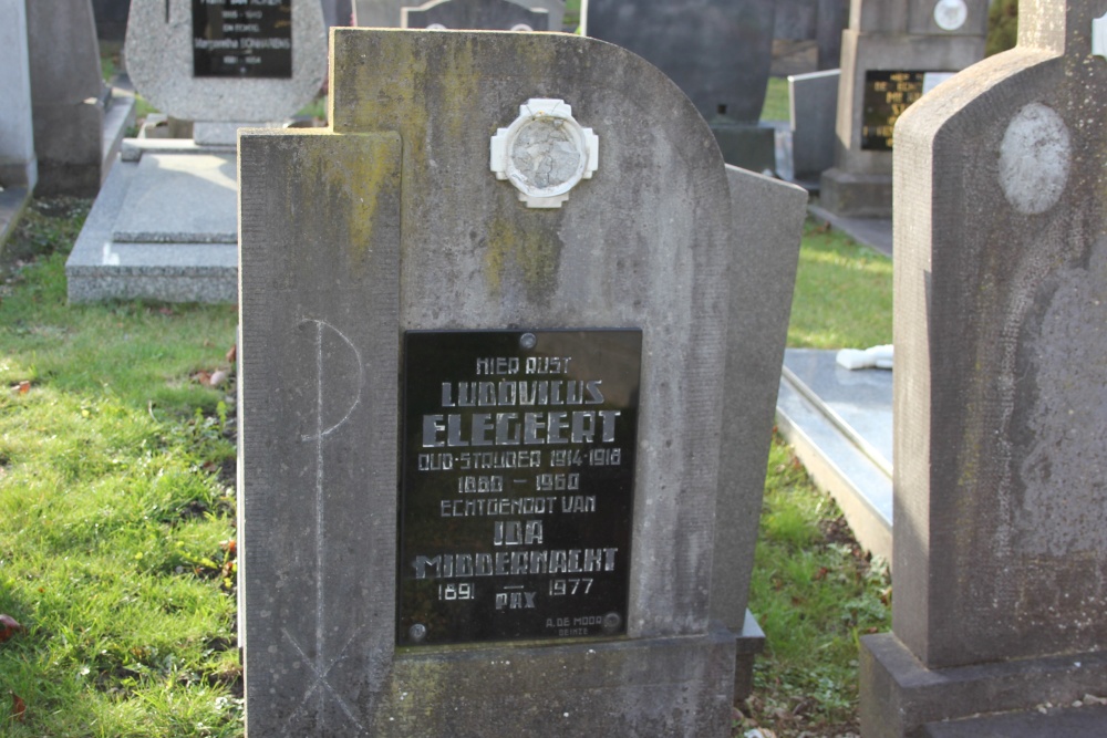 Belgian Graves Veterans Schellebelle Churchyard #2