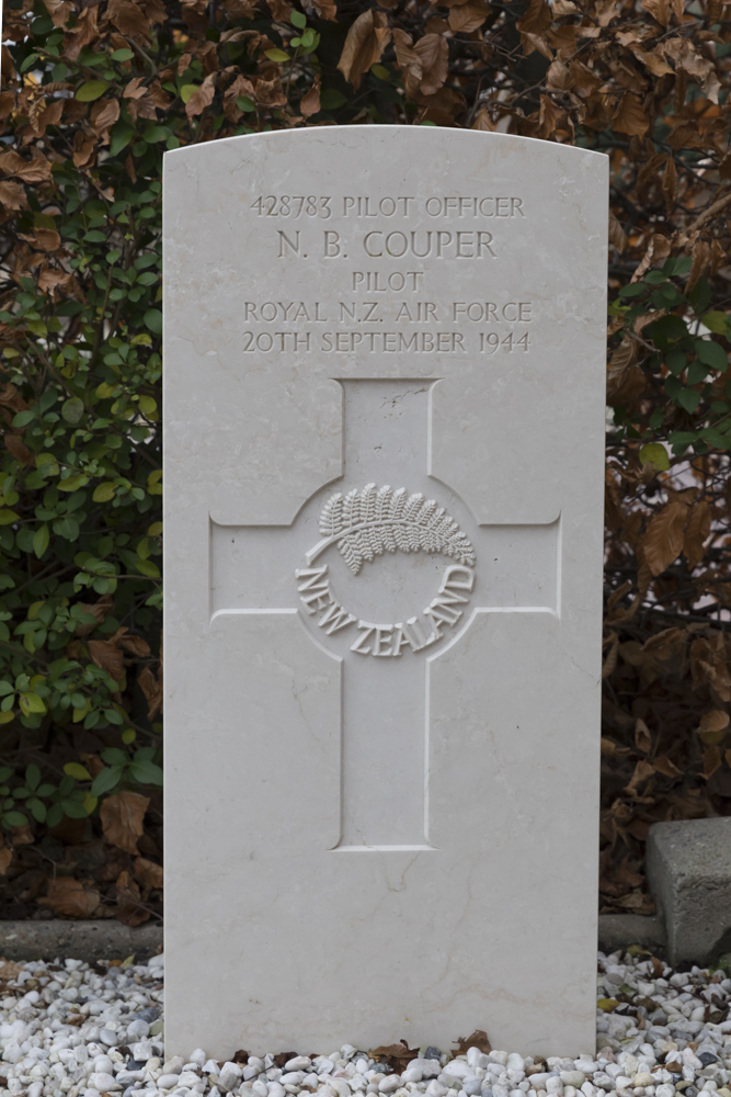 Commonwealth War Graves Roman Catholic Churchyard Puiflijk #2