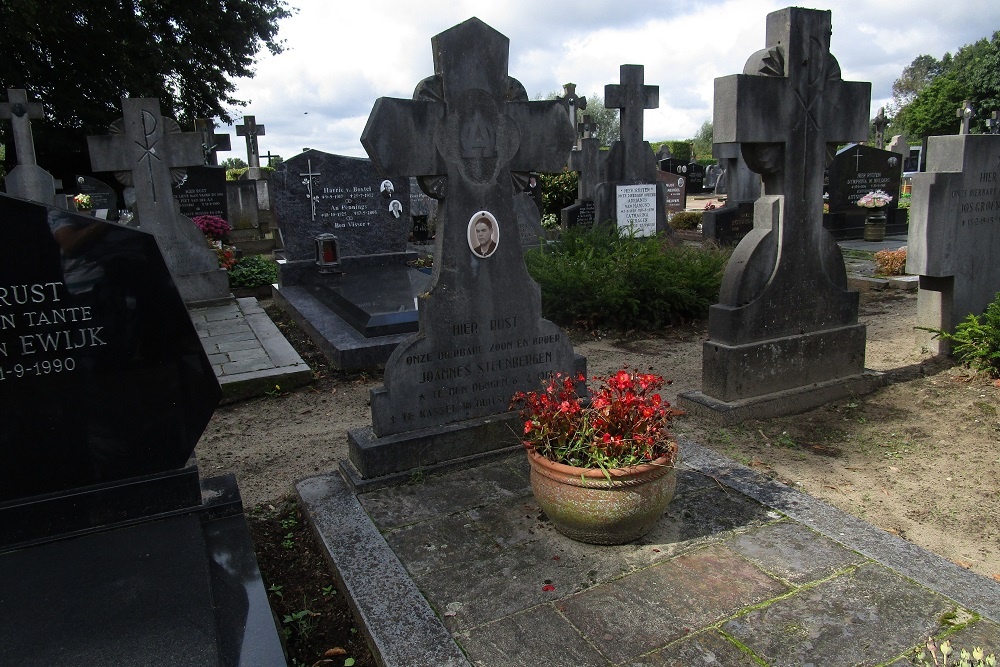 Nederlands Oorlogsgraf Rooms Katholieke Begraafplaats Maaskantje #1